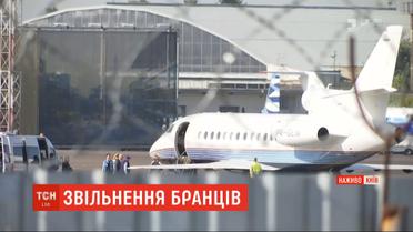 Через інформацію про ймовірний обмін бранців Кремля їхні родичі прибули до аеропорту "Жуляни"