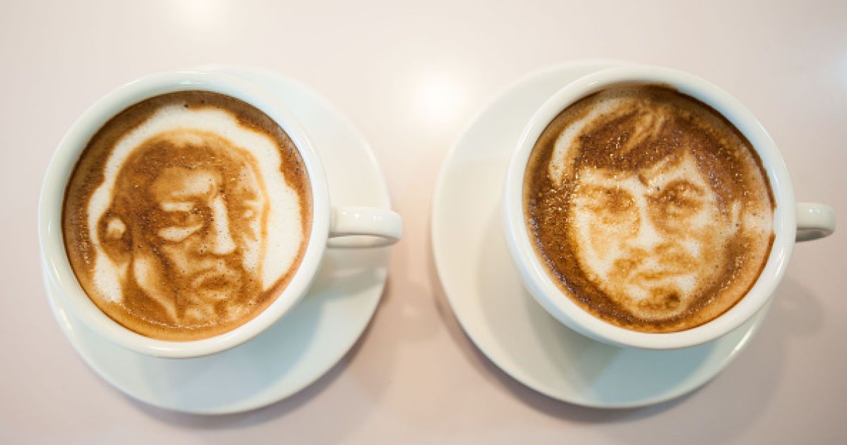 Филиппинский кофевар украшает свои напитки портретами Пакьяо и Мейвезера / © Getty Images