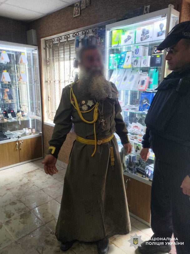На Закарпатье поп УПЦ МП разгуливал по улицам в советской форме с георгиевской лентой
