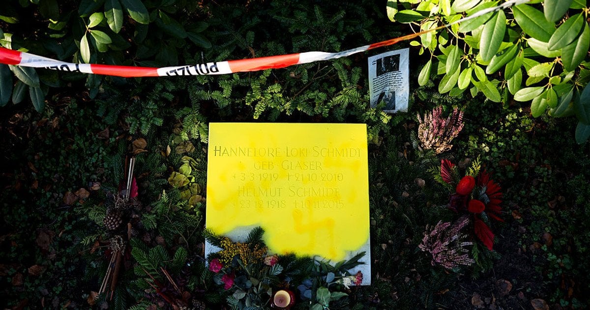 Осквернений надгробок на могилі Гельмута Шмідта