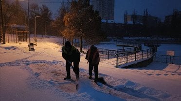 У Києві розчищають дороги від снігу / © КМДА