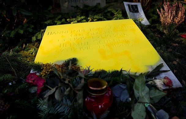 Осквернений надгробок на могилі Гельмута Шмідта / © Getty Images