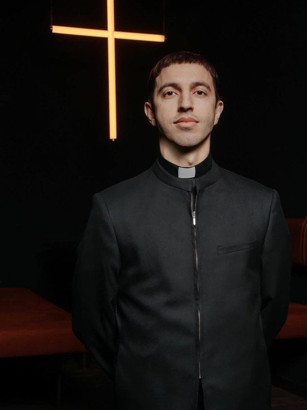 Одягнувся священником і роздавав напої з "іконами": Івана Люленова звинуватили в богохульстві