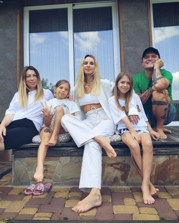 Анатолій Анатоліч з родиною та Світлана Лобода / © instagram.com/anatoliyanatolich