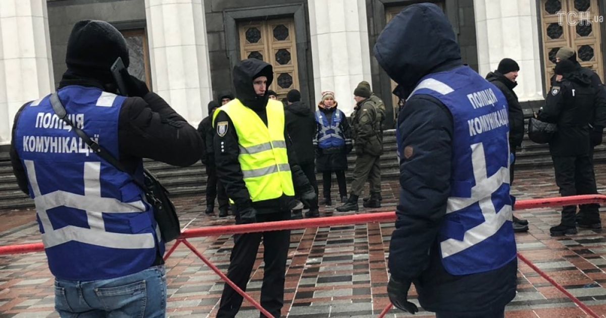 Митингующие перекрыли улицу Грушевского в Киеве