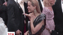 В Каннах знаменитая модель упала на красной дорожке