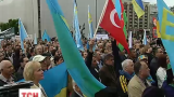 Незважаючи на дощ, кияни зібралися на Майдані столиці, аби вшанувати пам'ять татарського народу