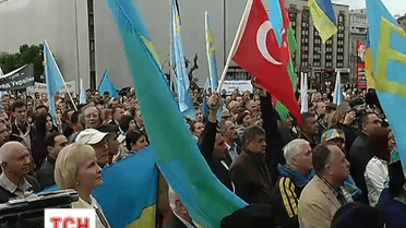Незважаючи на дощ, кияни зібралися на Майдані столиці, аби вшанувати пам'ять татарського народу