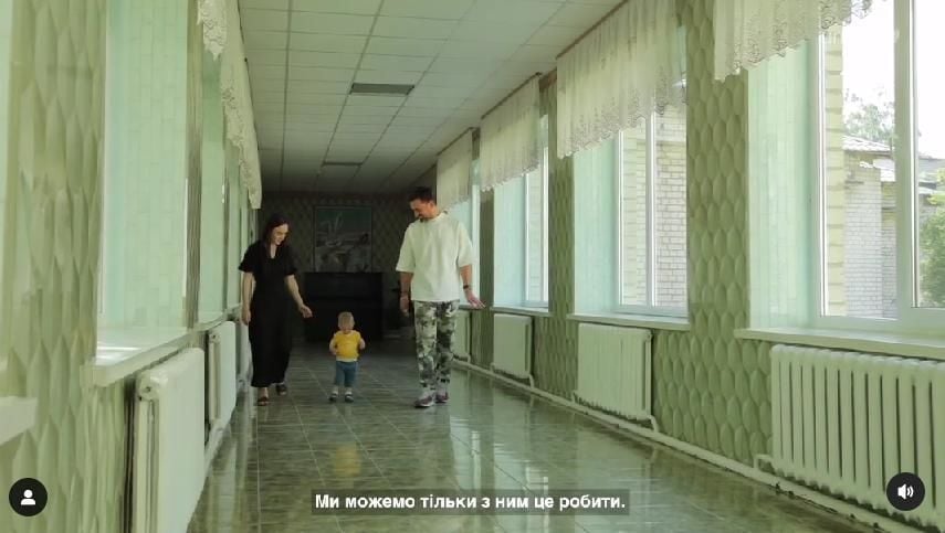 Семья Мирошниченко в детском доме с названным сыном / © 