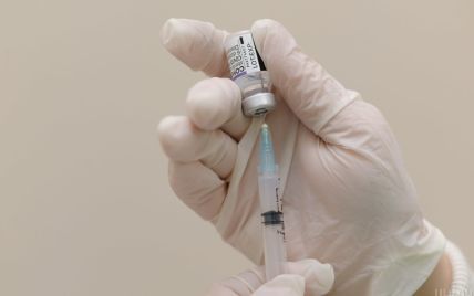 Вакцинація від коронавірусу: бустерне щеплення отримали вже понад 203 тисячі українців
