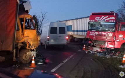 Масштабное ДТП: в Николаевской области столкнулись четыре грузовика, есть погибший (фото)