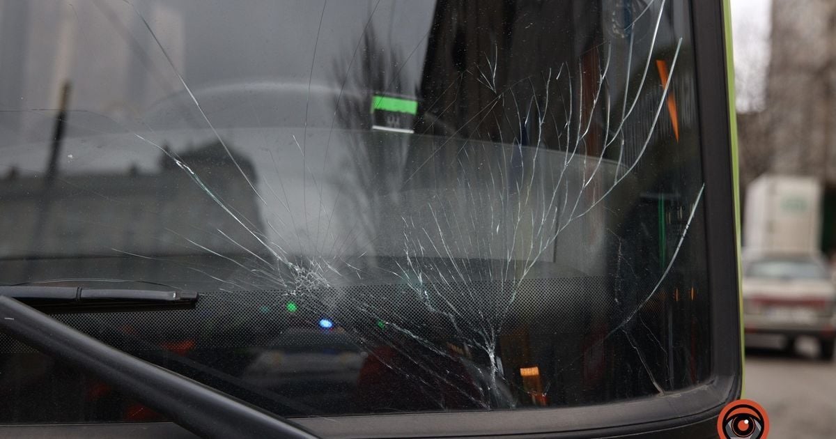 Не заметила автобус: в Днепре водитель насмерть сбил женщину, которая перебегала дорогу