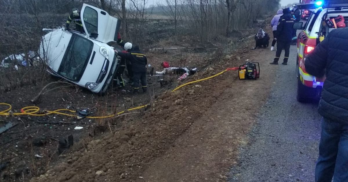В Луганской области вылетел с дороги и перевернулся микроавтобус с пассажирами: есть погибшие и пострадавшие