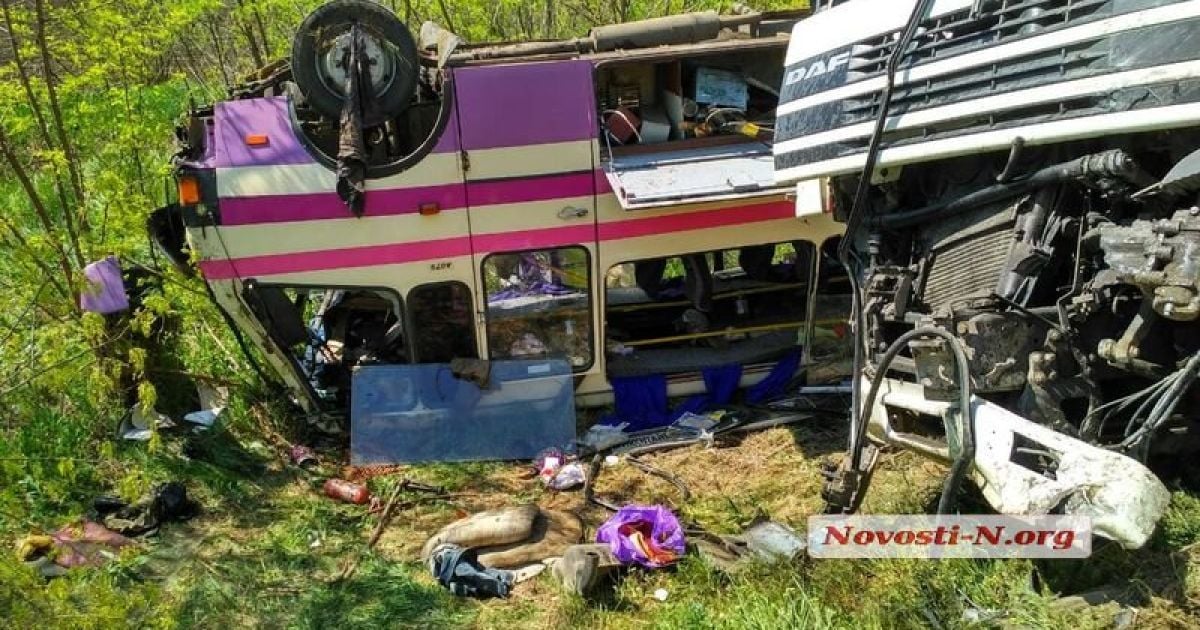 Под Николаевом зерновоз протаранил два автобуса, более десятка пострадавших