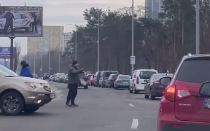 В Киеве мужчина "разрулил" пробку из автомобилей на левом берегу