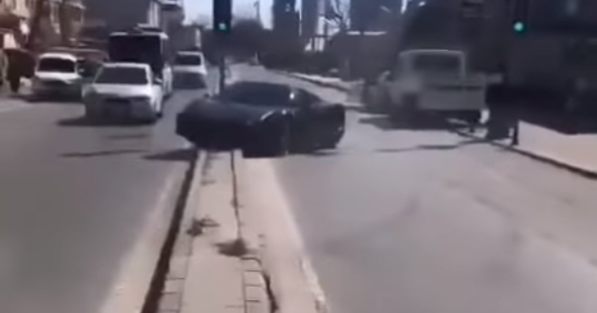 Мережу сколихнуло відео, в якому Ferrari потрапив у ДТП одразу після виїзду з автомийки