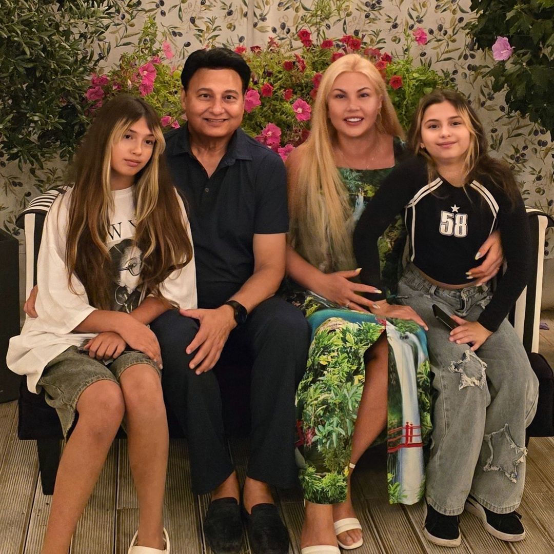 Камалия с экс-мужем и дочерьми / © instagram.com/kamaliyaofficial