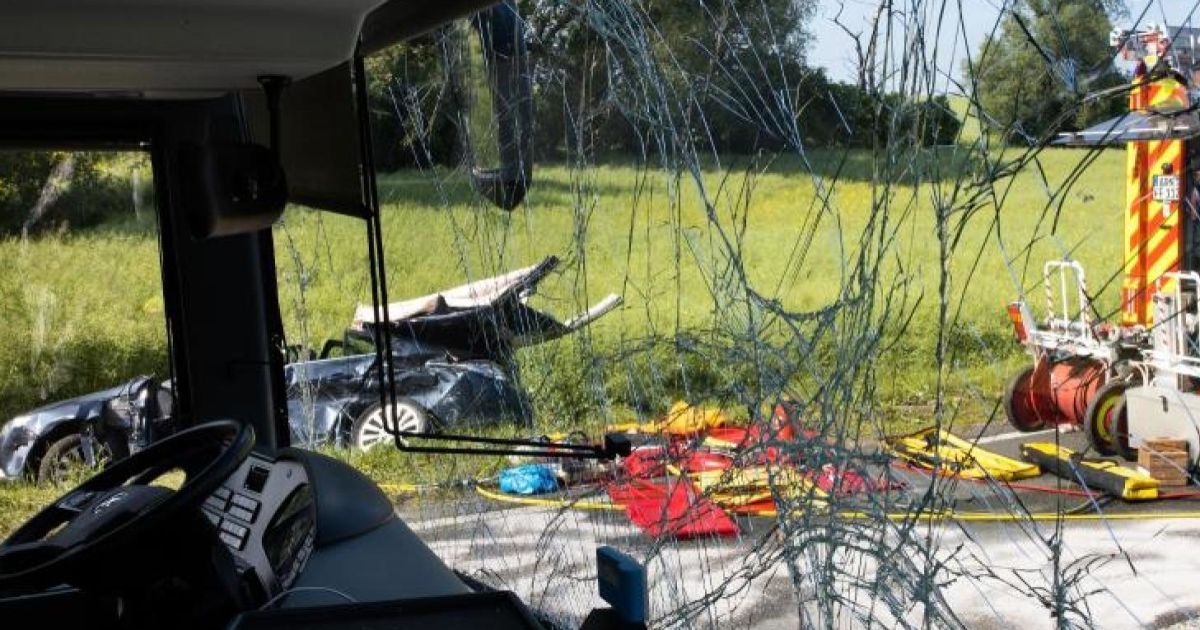 У Німеччині літня пара на легковику зіткнулась з автобусом зі школярами: 23 постраждалих