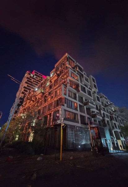 Здание ЖК в UNIT.City, пострадавшее от обстрела. Фото со страницы основателя компании Strimco Романа Ланского
