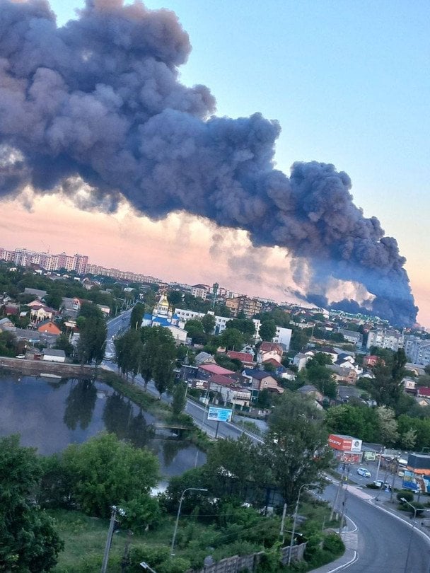 Ракетний удар РФ: з’явилися фото і відео моторошної пожежі під Києвом