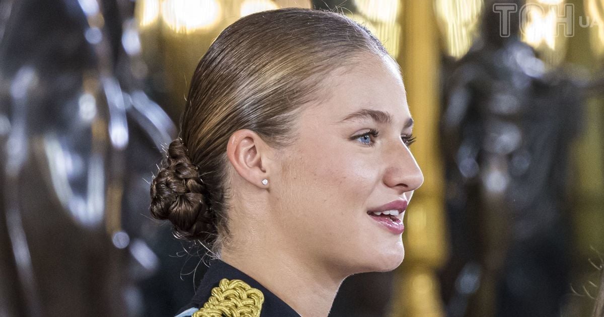 Қыздардың алдында жалаңаш жігіт видео