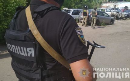 В Полтаве неизвестный угрожает подорвать полицейских гранатой - СМИ пишут о переговорах и заложнике