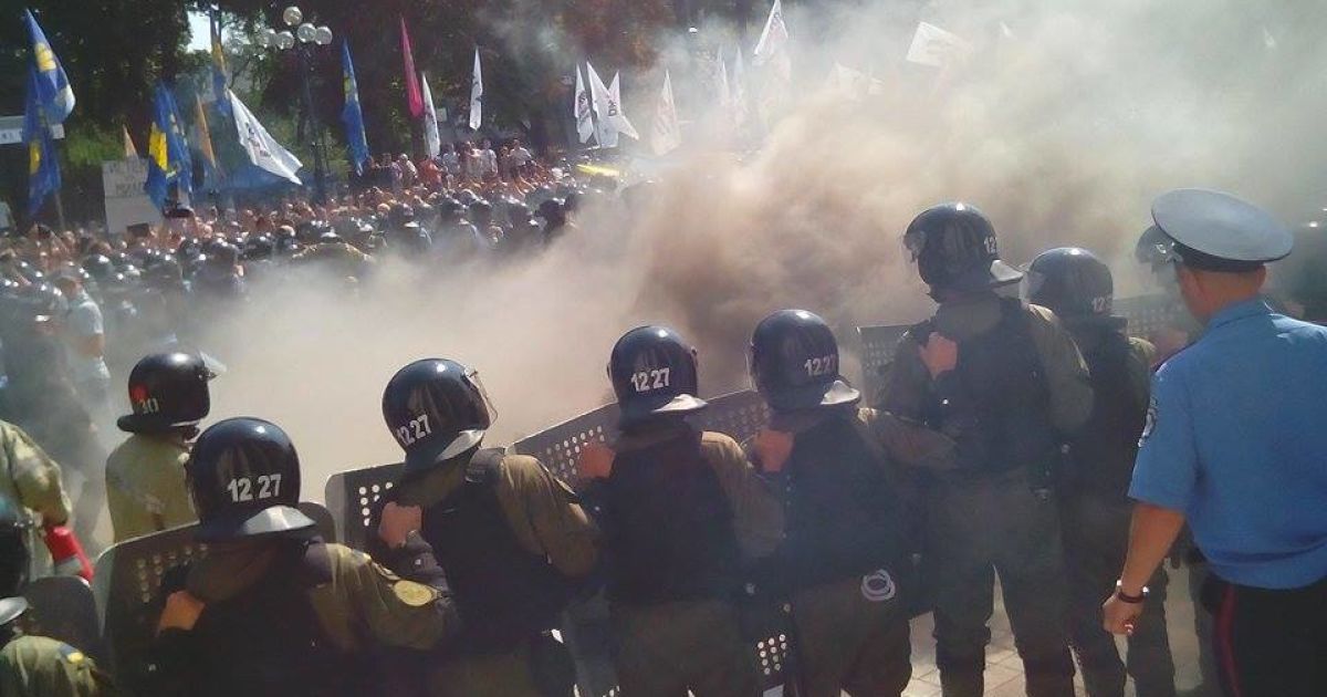 Правоохранители получили серьезные ранения