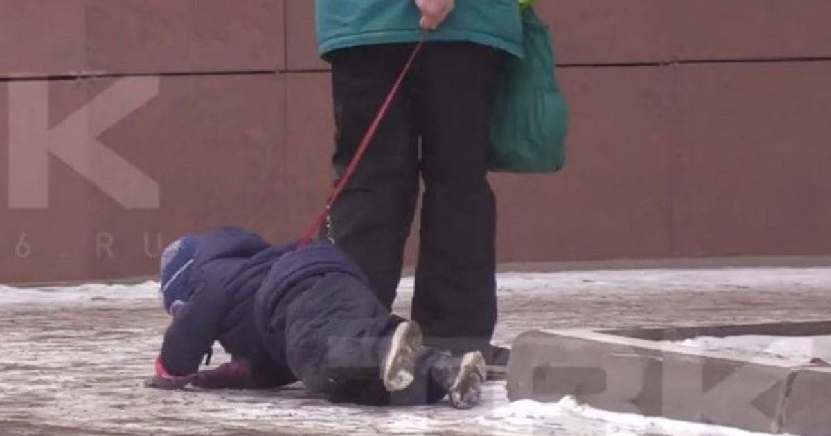 В РФ зняли на відео жорстоку бабусю, яка тягне асфальтом дитину на повідку