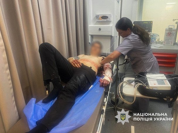 Кривавий обшук у Запоріжжі: чоловік порізав трьох поліцейськ