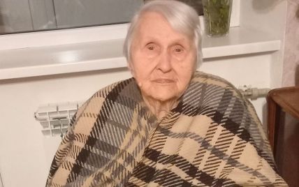 В Одесі 104-річна жінка, яка зібралася до Польщі, отримала щеплення від COVID-19