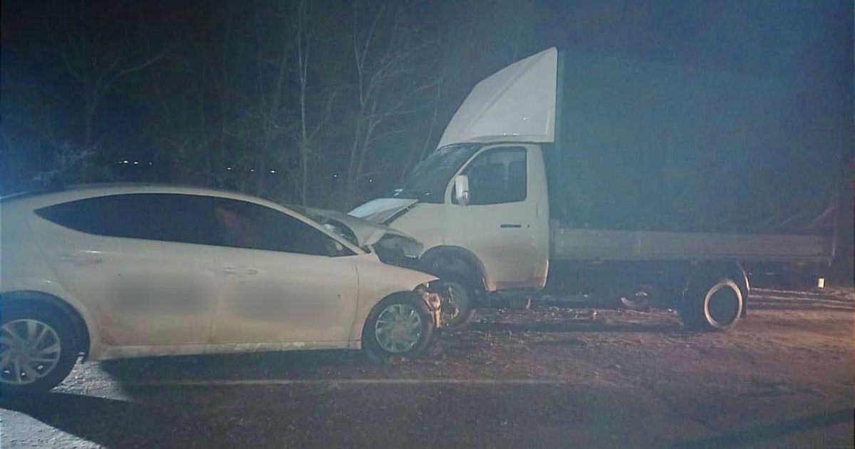 Під Борисполем таксист влетів у вантажівку, постраждала пасажирка