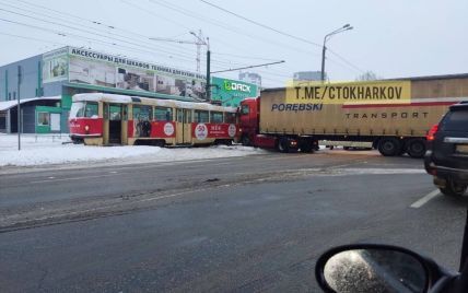 У центрі Харкова вантажівка врізалась в трамвай: фото