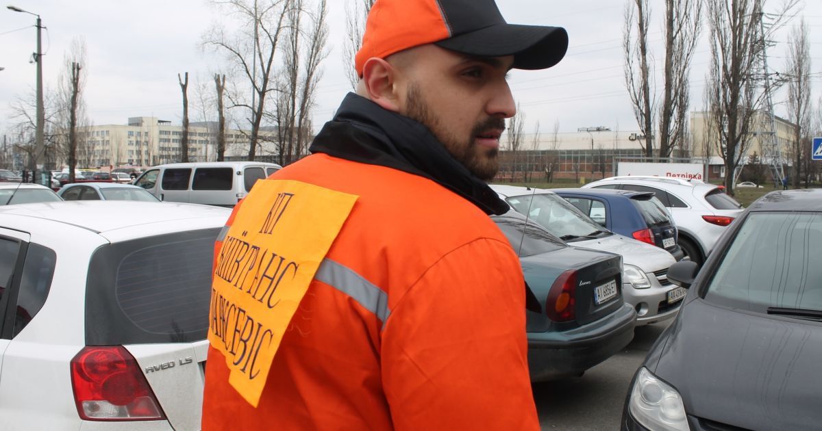 Журналисты рассказали, как не стать жертвой парковщиков-аферистов