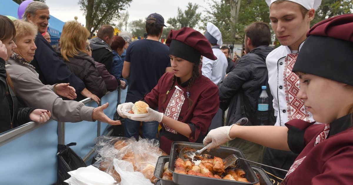 У Запоріжжі приготували 4 тисячі голубців_4 / © УНІАН