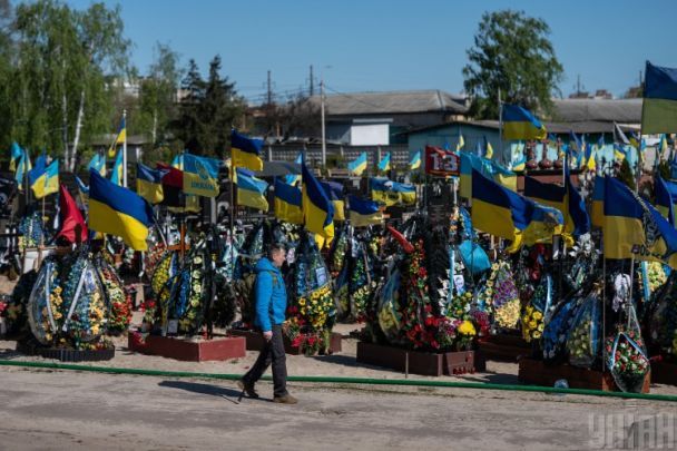 Vicolo degli eroi nel cimitero forestale di Kiev / © UNIAN