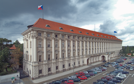 Чехия рассказала, скольким российским дипломатам разрешит остаться