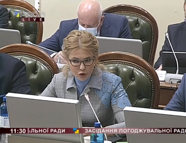 тимошенко сзади Юлия Тимошенко в голубой водолазке и сером жакете вышла в свет — Общество