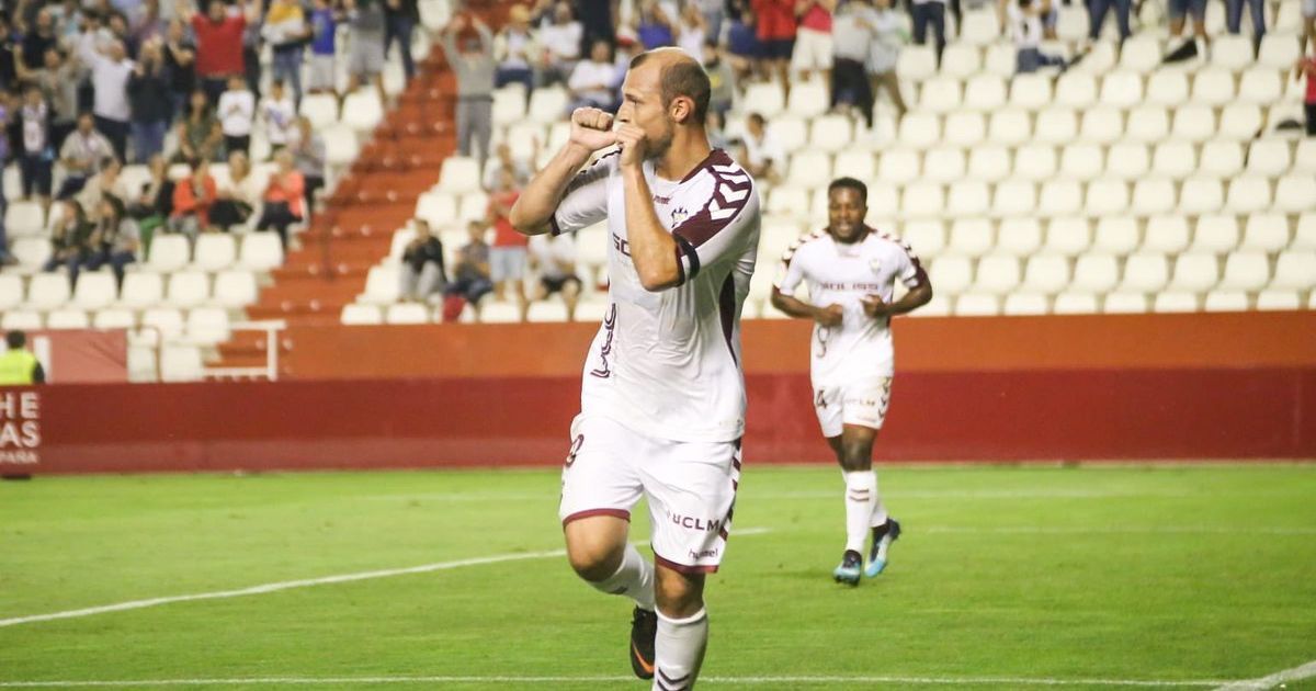 Залишився в Іспанії: футболіст Зозуля, якого фанати обзивали "нацистом", перейшов у новий клуб