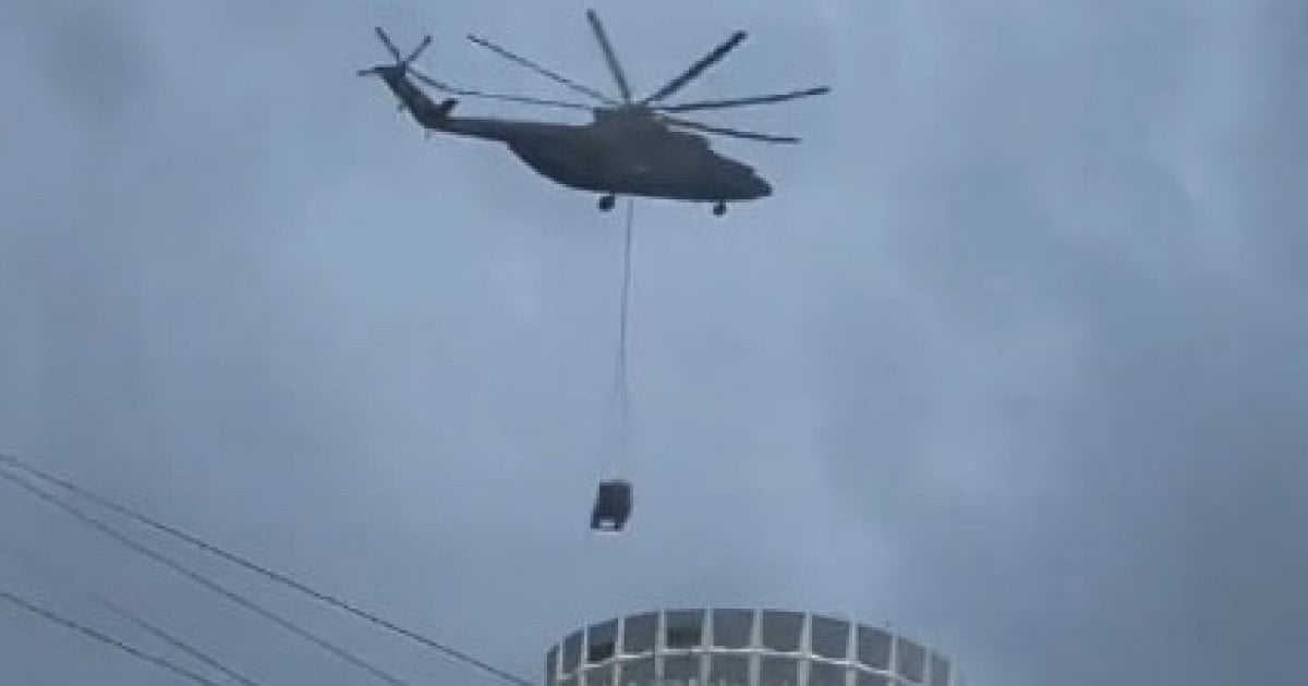 Вертоліт Ми-26 під час встановлення ЗРК "Панцирь-СМД" на бізнес-центр у Москві