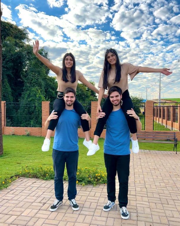 Вони жартують, що випадково могли помінятися місцями / Фото: instagram.com/casal.twins