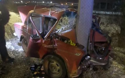В Харькове произошло смертельное ДТП: водитель легковушки врезался в столб