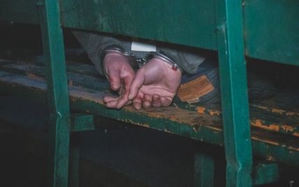 В Киеве пьяный мужчина порезал правоохранителя ножом, скрываясь от преследования полиции - СМИ