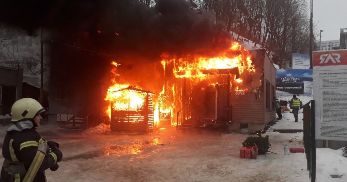 У Протасовому яру в Києві згоріло приміщення з прокату лиж