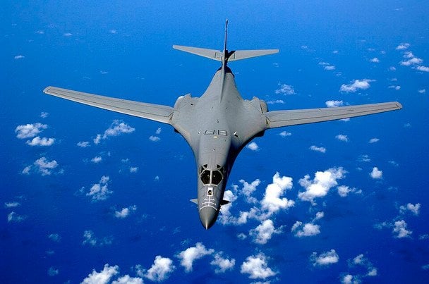 США забрали бомбардувальники з бази у Британії після "реального інциденту" — CNN