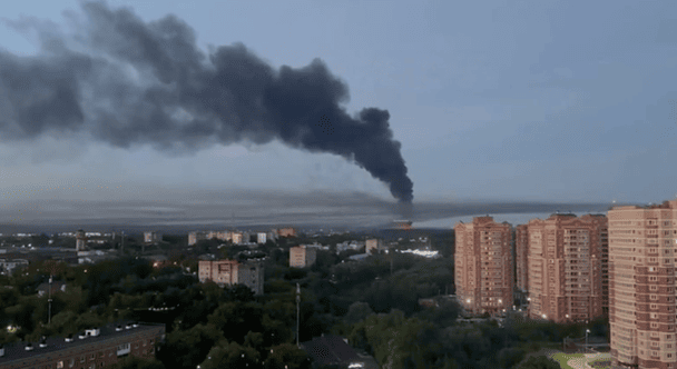 Московську область атакують БпЛА: повідомляється про удари по складах та нафтобазах (відео)