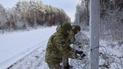 Загородження з колючого дроту та вертолітні майданчики: як Україна посилює кордон з Білоруссю (фото, відео)