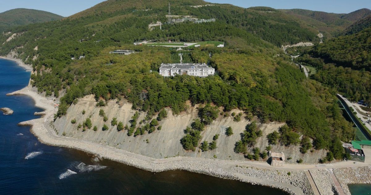 "Президенту приписується у власність те, чого не існує": у Кремлі прокоментували розслідування про палац Путіна