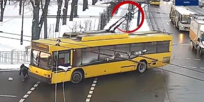 В Киеве троллейбус сбил женщину на пешеходном переходе: полиция обнародовала видео ДТП