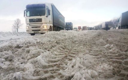Сильний снігопад: у Києві забороняють в'їзд вантажівкам