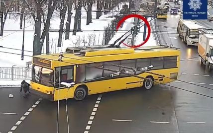 У Києві тролейбус збив жінку на пішохідному переході: поліція оприлюднила відео ДТП